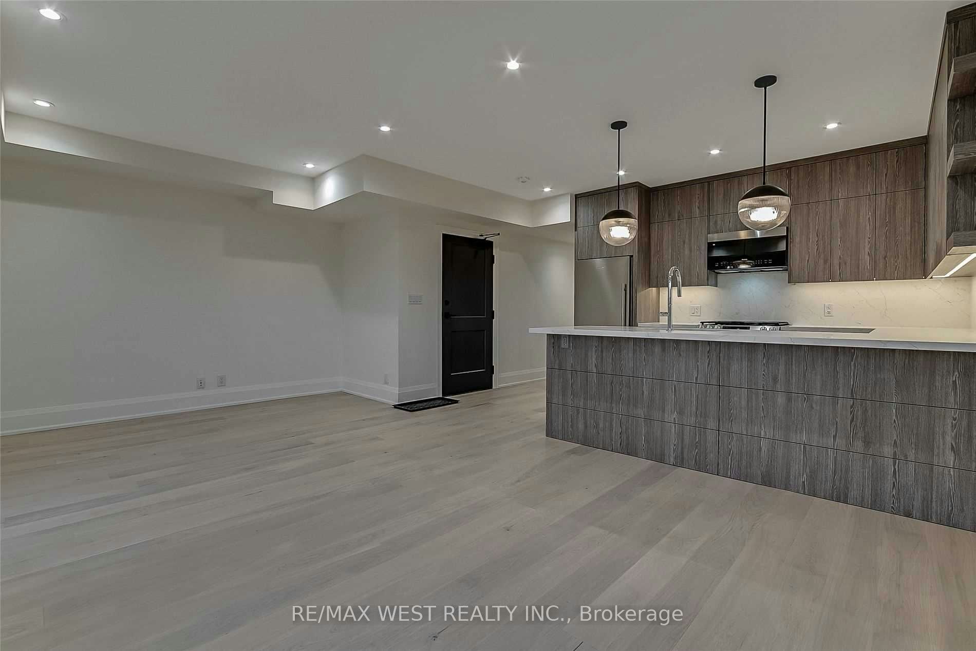 3rd-201 Cedric Avenue, Toronto, ON, M6C 3X7 - 3