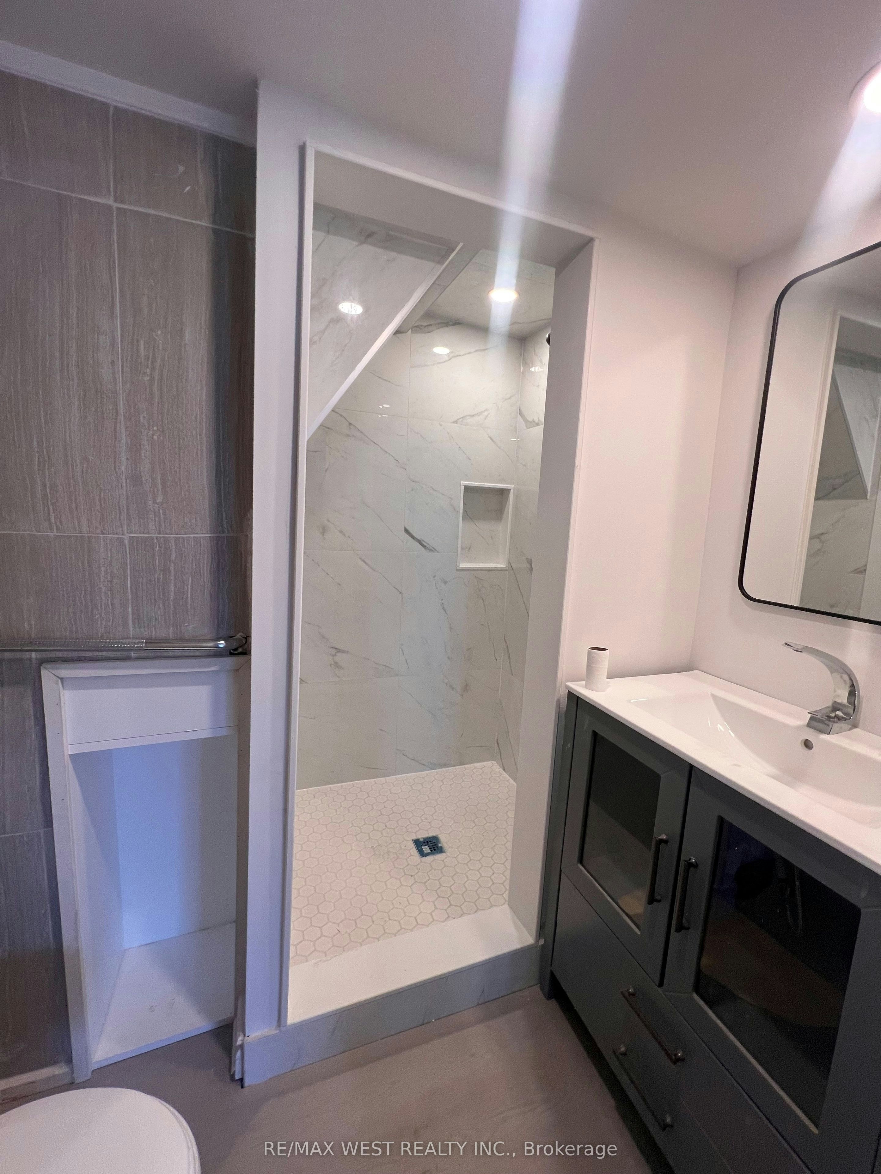 Upper-181 Cedric Avenue, Toronto, ON, M6C 3X7 - 9