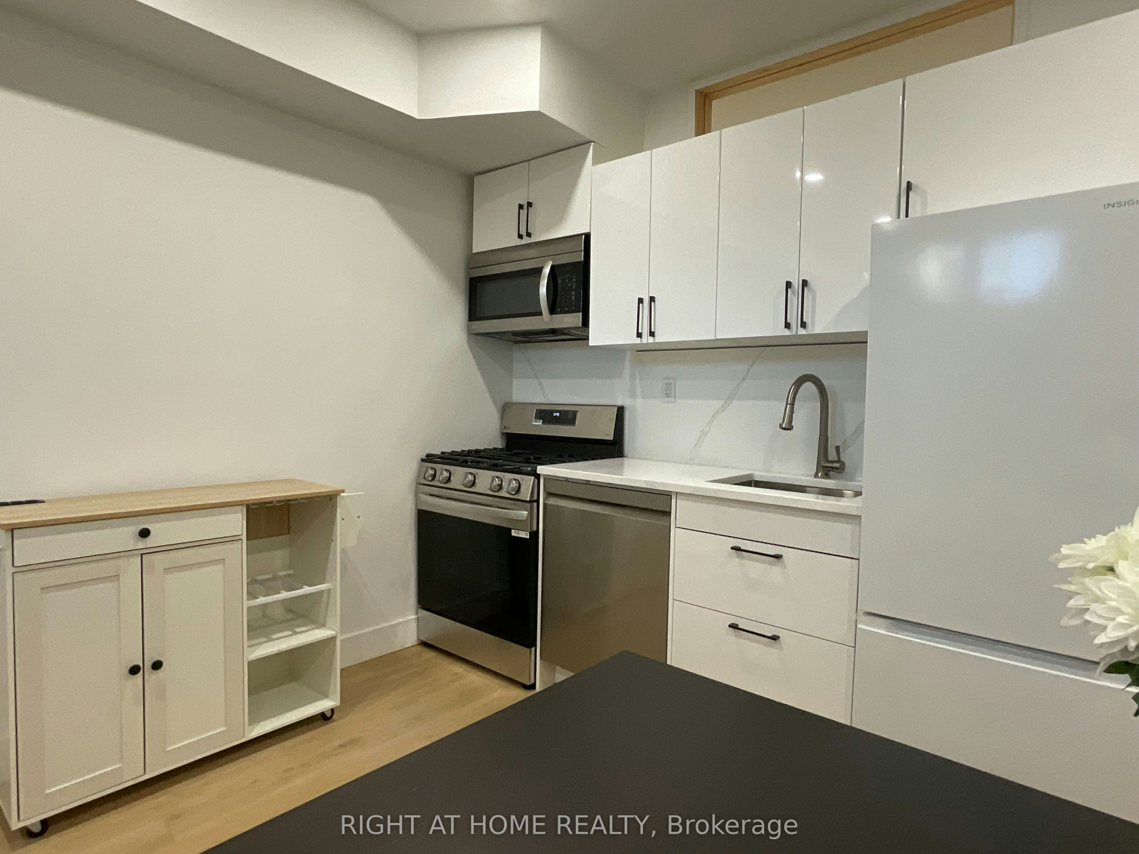 674 Manning Avenue, Toronto, ON, M6G 2W4 - 9