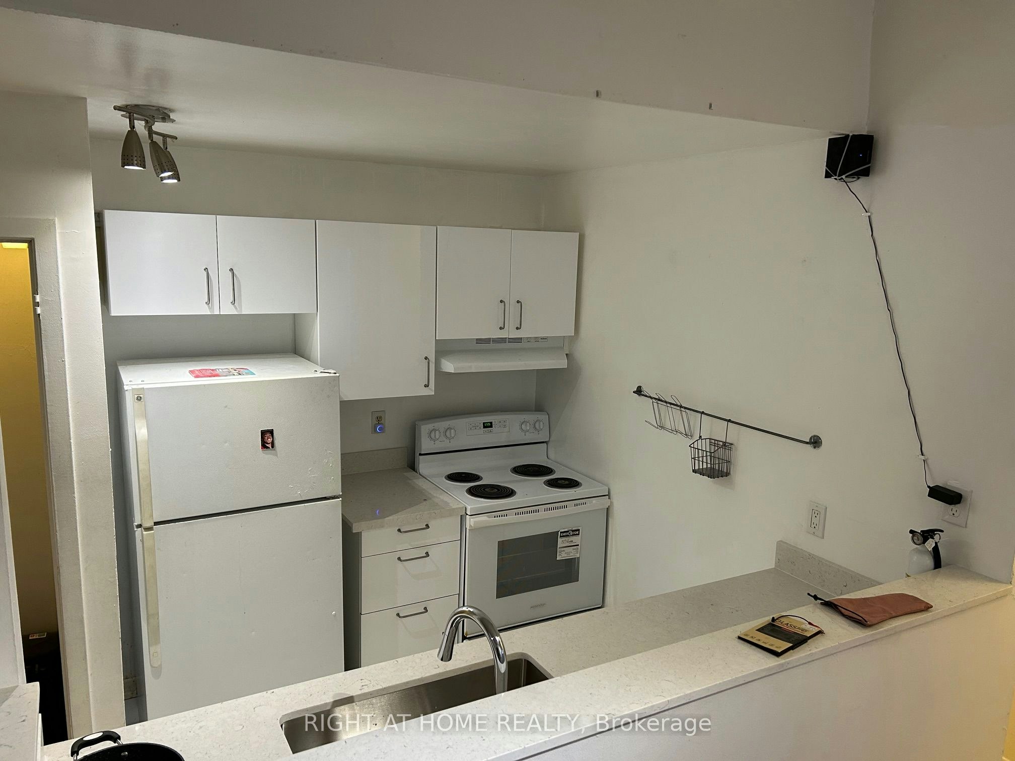 B-210 Mccaul Street, Toronto, ON, M5T 1W5 - 6