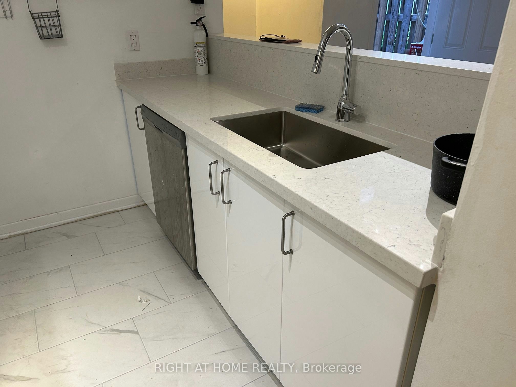 B-210 Mccaul Street, Toronto, ON, M5T 1W5 - 5