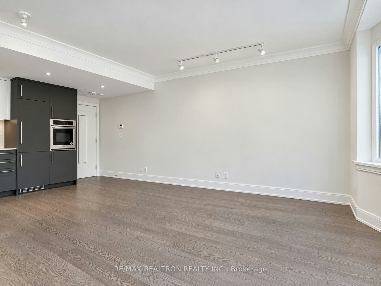 204-2 Clarendon Avenue, Toronto, ON, M4V 1H9 - 3