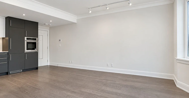 204-2 Clarendon Avenue, Toronto, ON, M4V 1H9 - 3