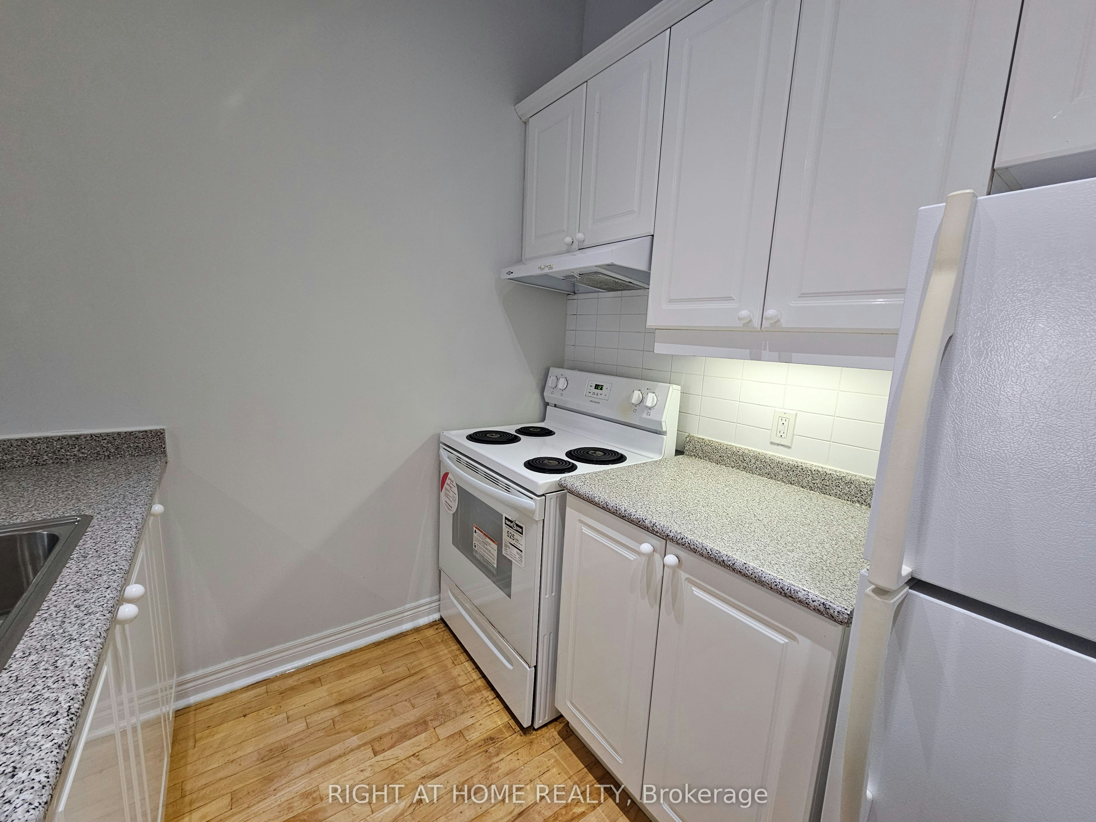 207-524 Yonge Street, Toronto, ON, M4Y 1X9 - 2