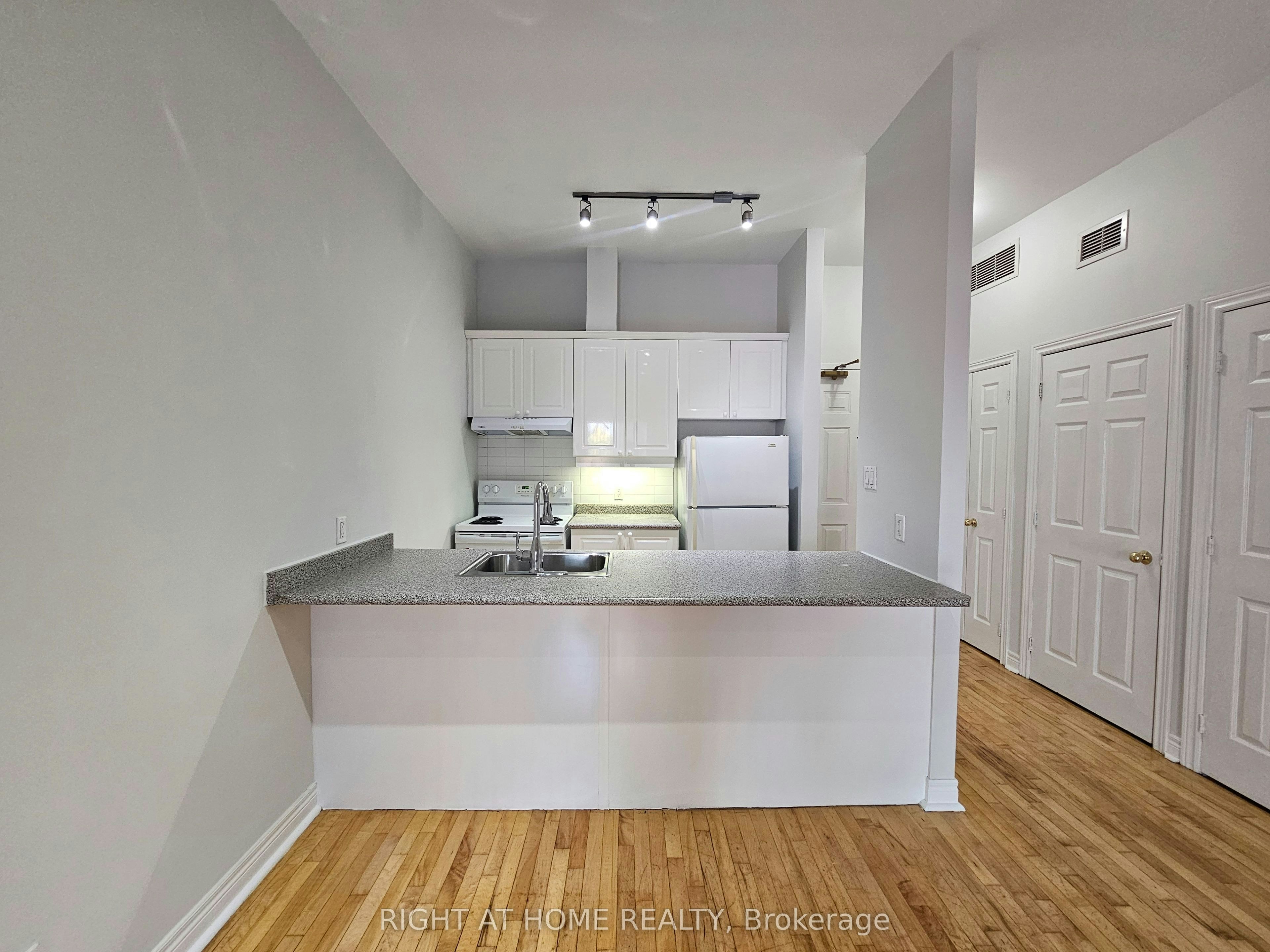 207-524 Yonge Street, Toronto, ON, M4Y 1X9 - 14