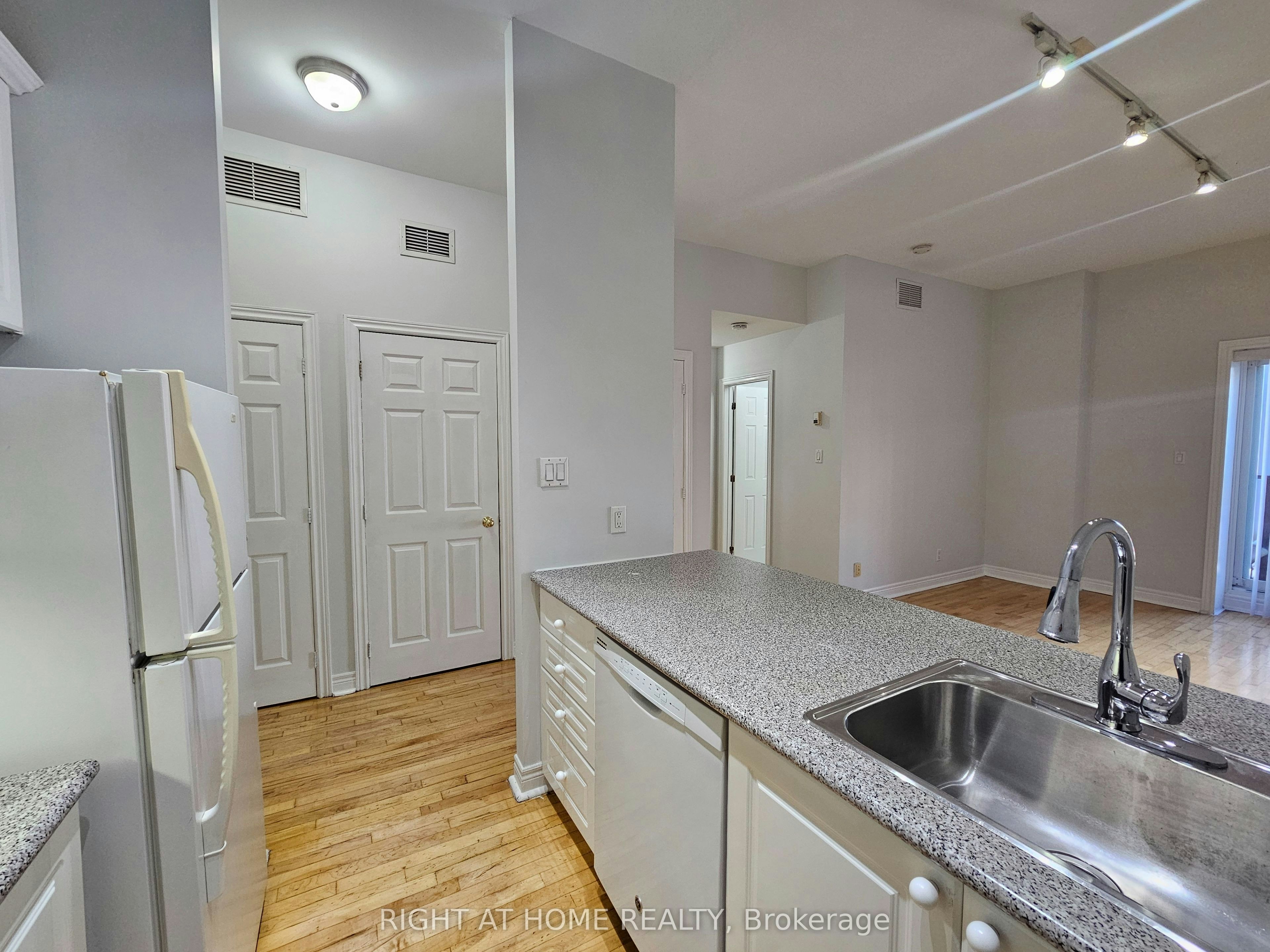 207-524 Yonge Street, Toronto, ON, M4Y 1X9 - 5