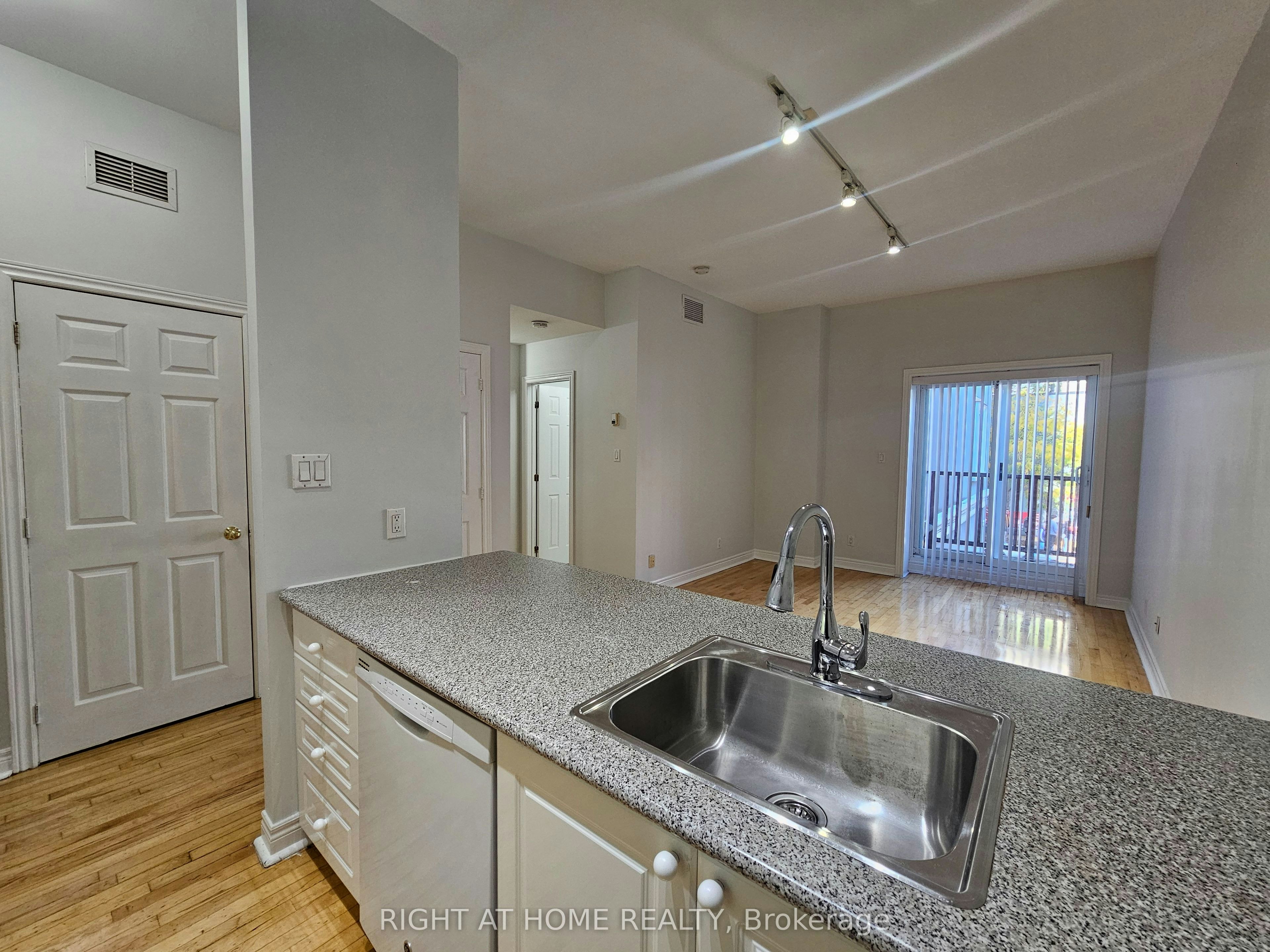 207-524 Yonge Street, Toronto, ON, M4Y 1X9 - 7
