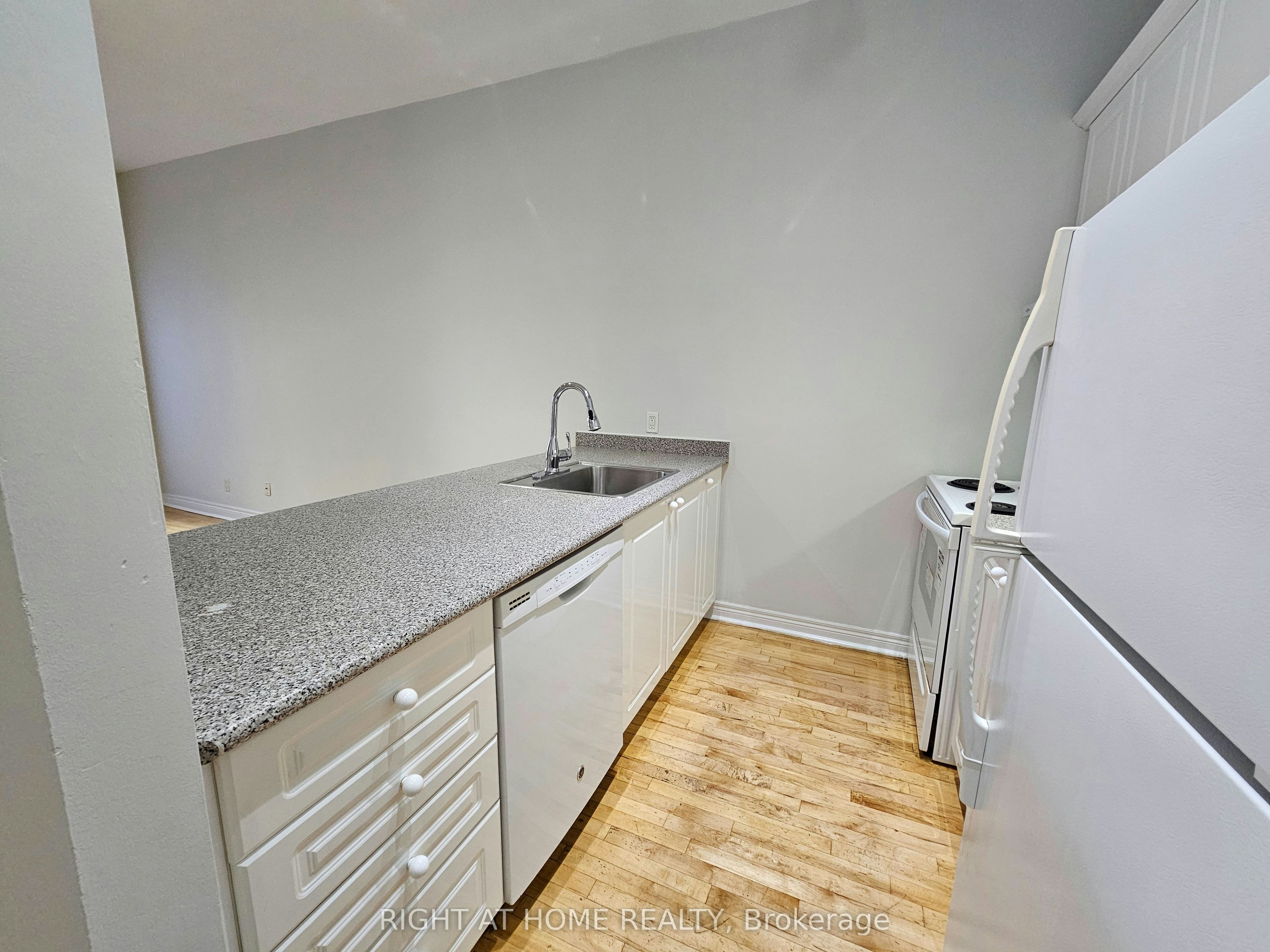 207-524 Yonge Street, Toronto, ON, M4Y 1X9