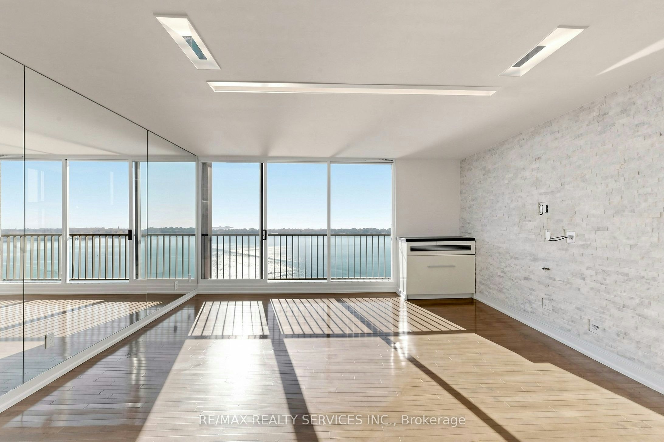 2803-33 Harbour Square - 4