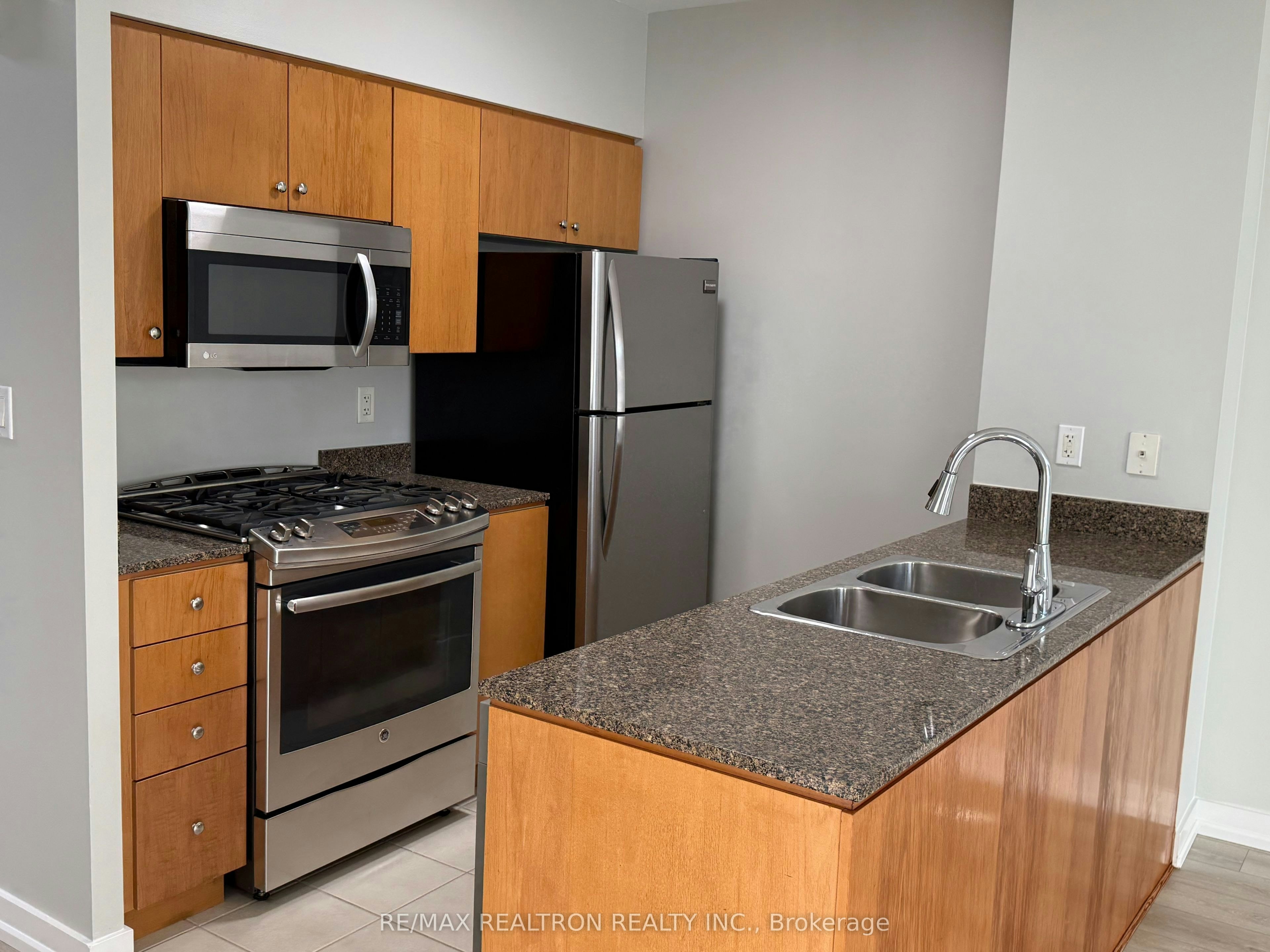 202-35 Mariner Terrace, Toronto, ON, M5V 3V9 - 8