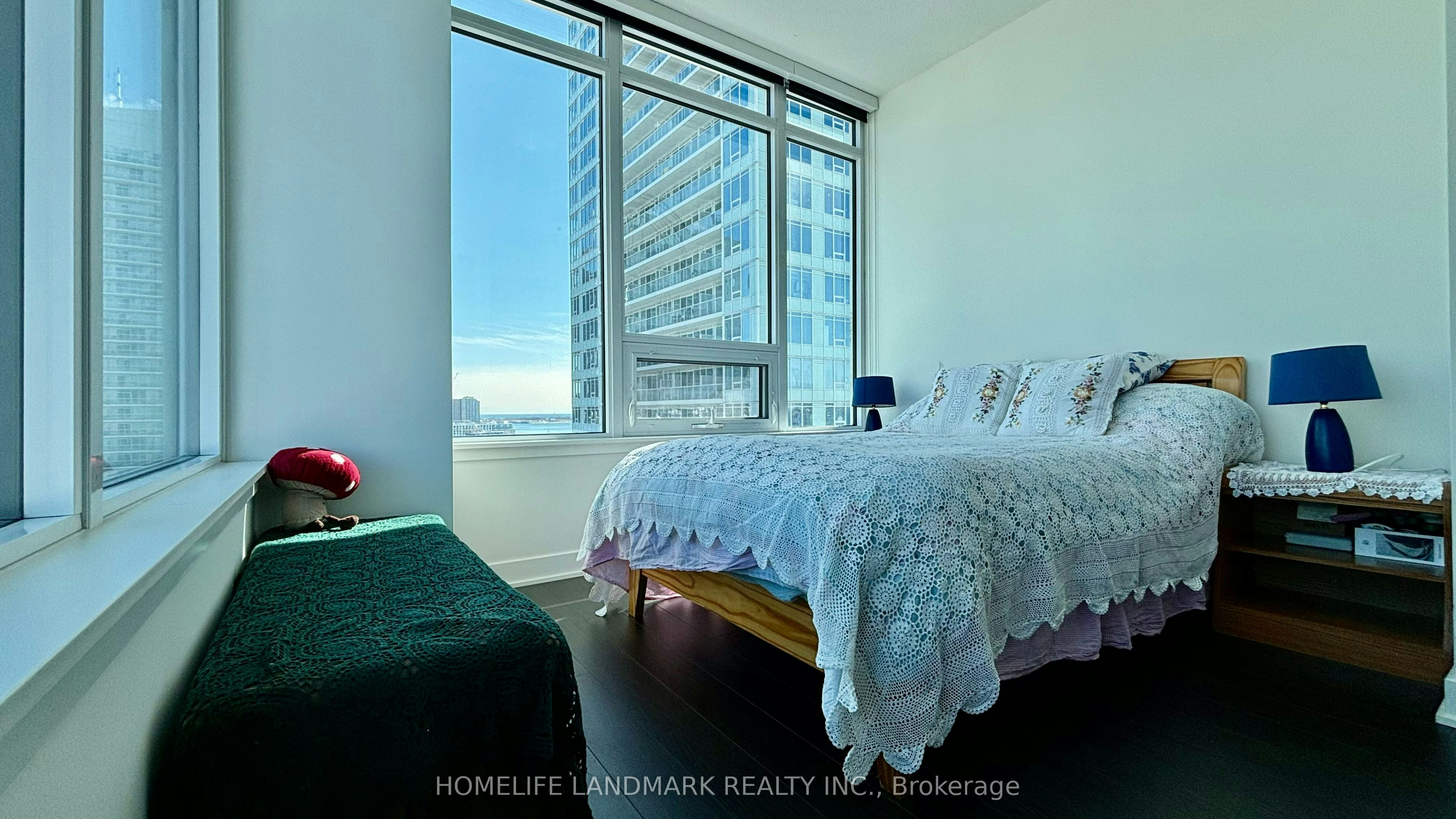 18-19 Bathurst Street, Toronto, ON, M5V 0N2 - 18