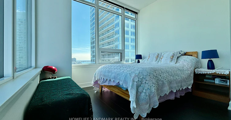 18-19 Bathurst Street, Toronto, ON, M5V 0N2 - 18