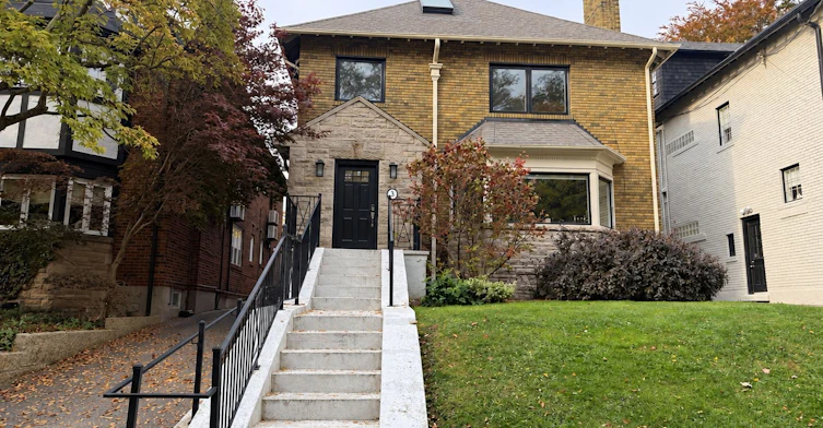 8 Glen Edyth Drive, Toronto, ON, M4V 2V7