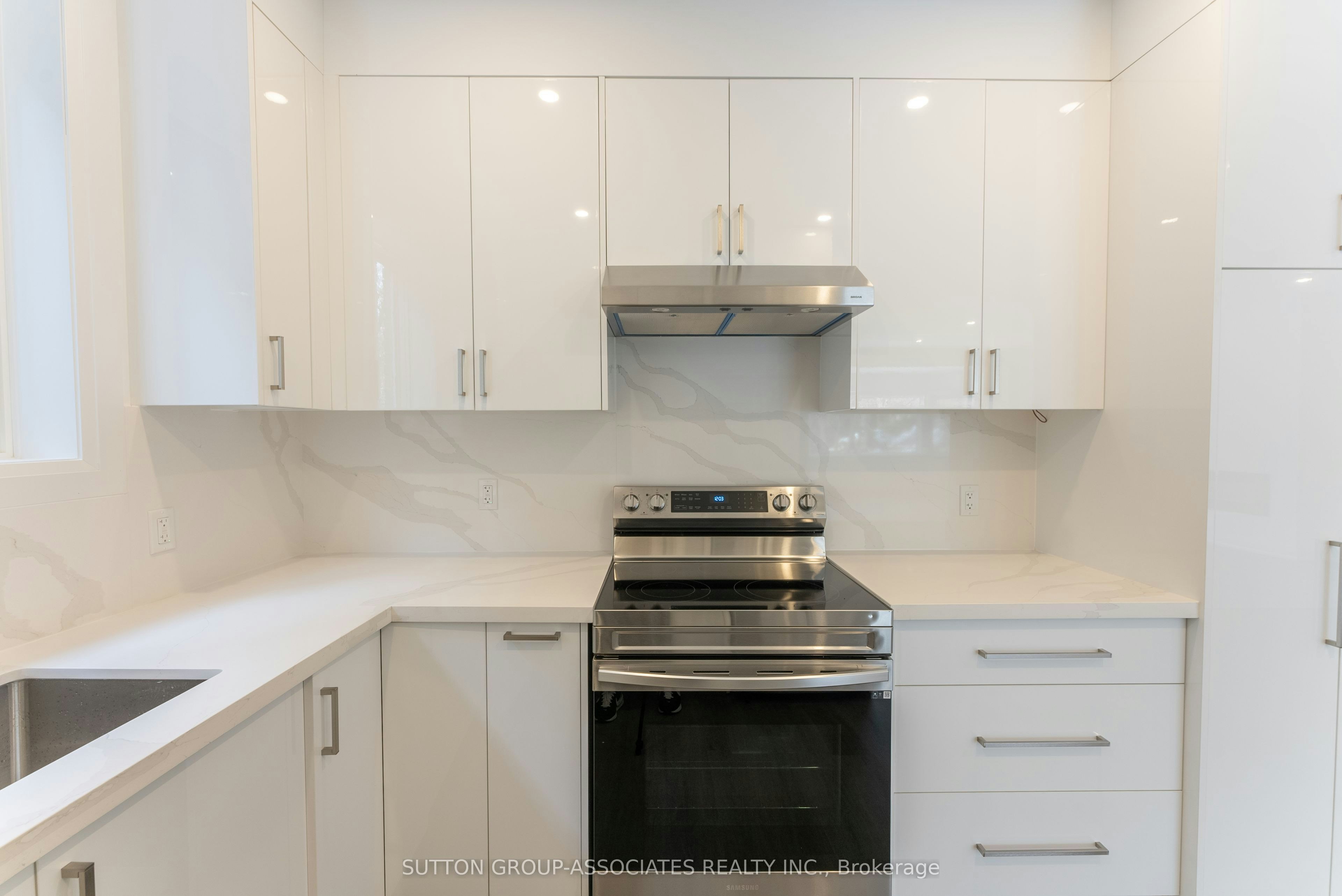 8 Glen Edyth Drive, Toronto, ON, M4V 2V7 - 10