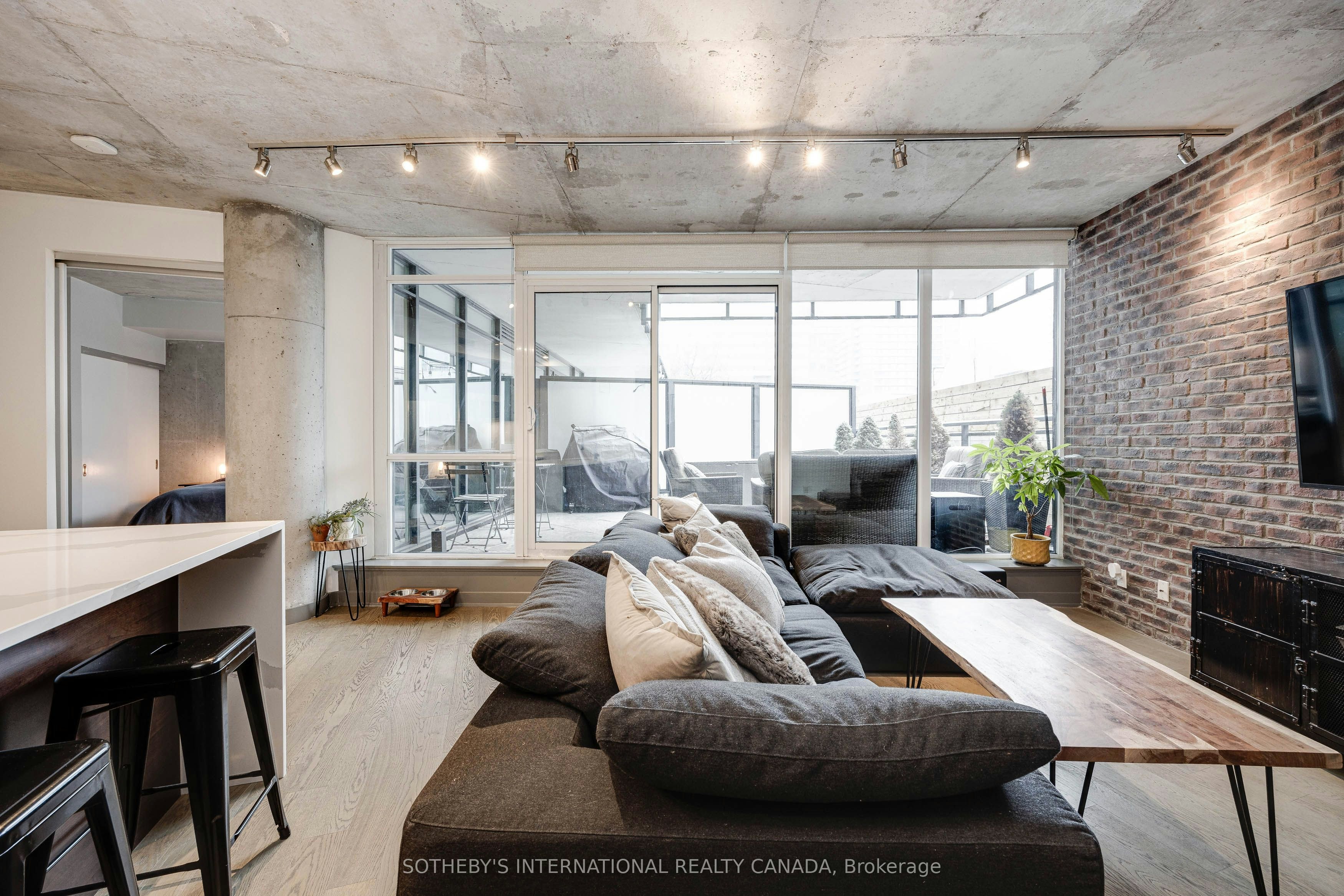 202-318 King Street, Toronto, ON, M5A 0C1 - 2