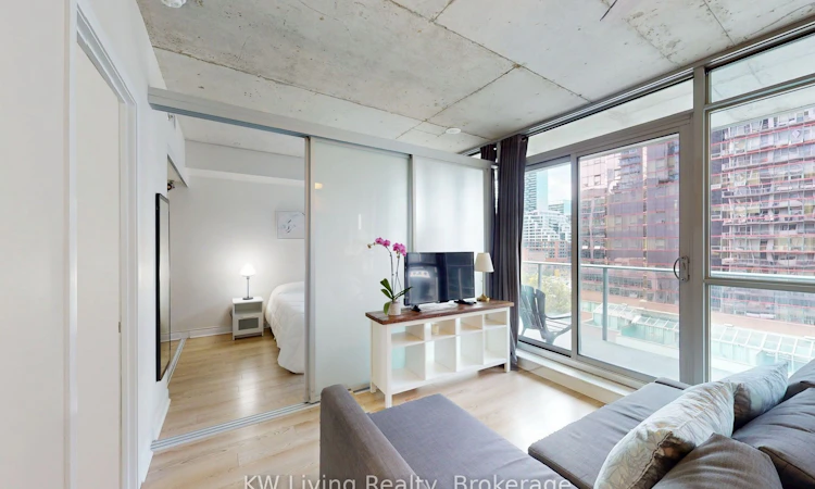 801-375 King Street W