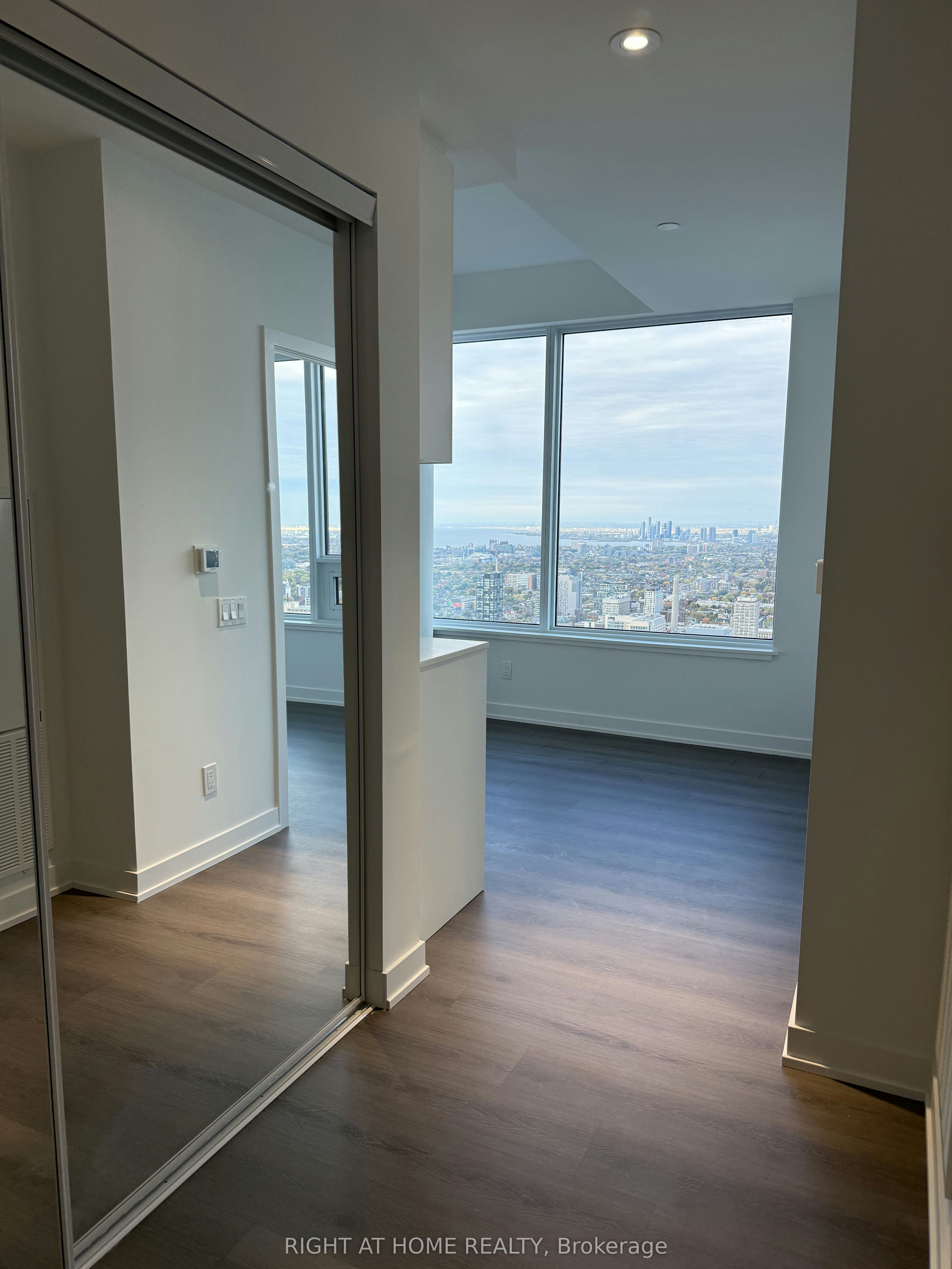 LP08-8 Wellesley Street W, Toronto, ON, M4Y 0J5 - 10