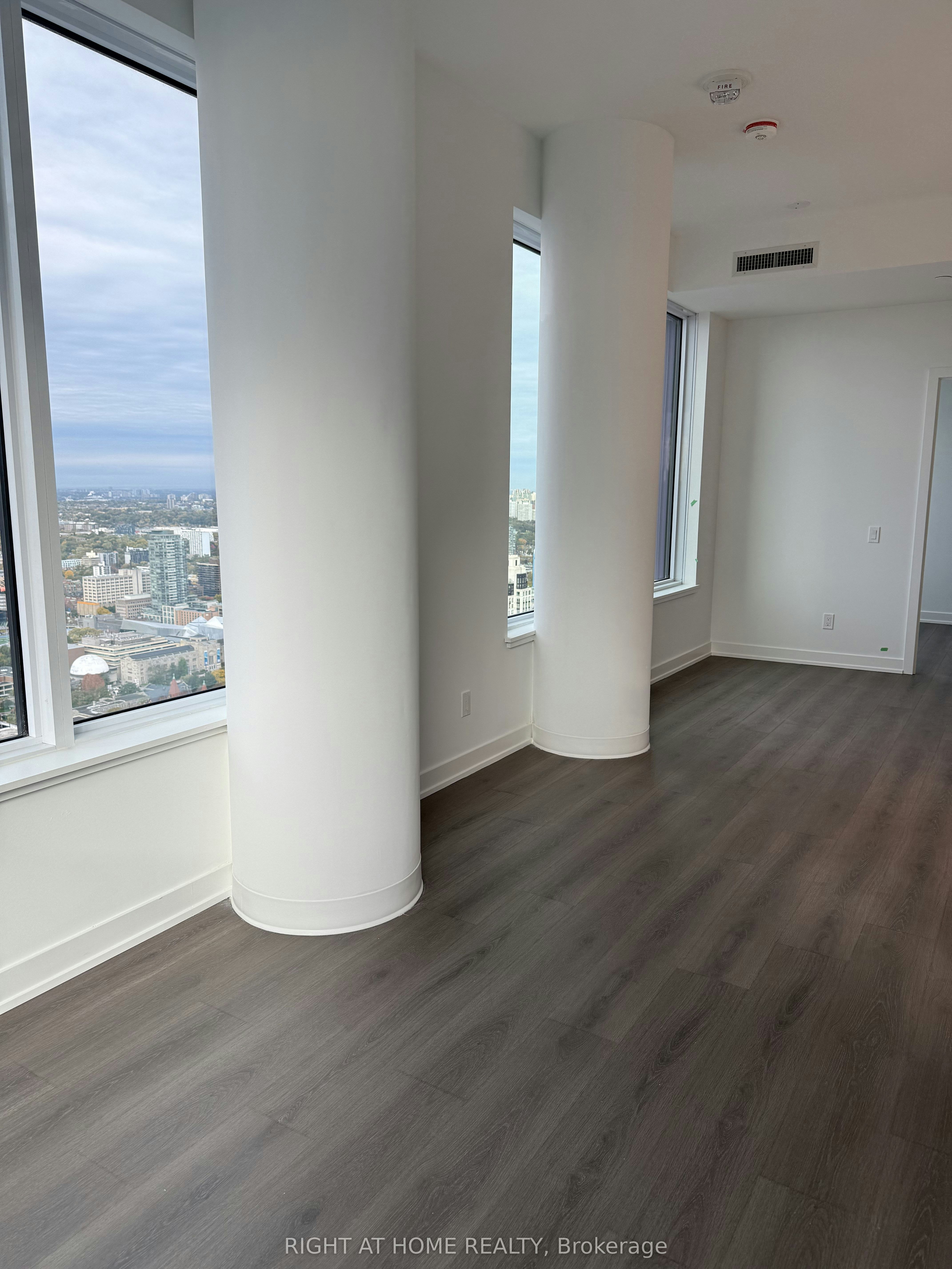 LP08-8 Wellesley Street W, Toronto, ON, M4Y 0J5 - 2