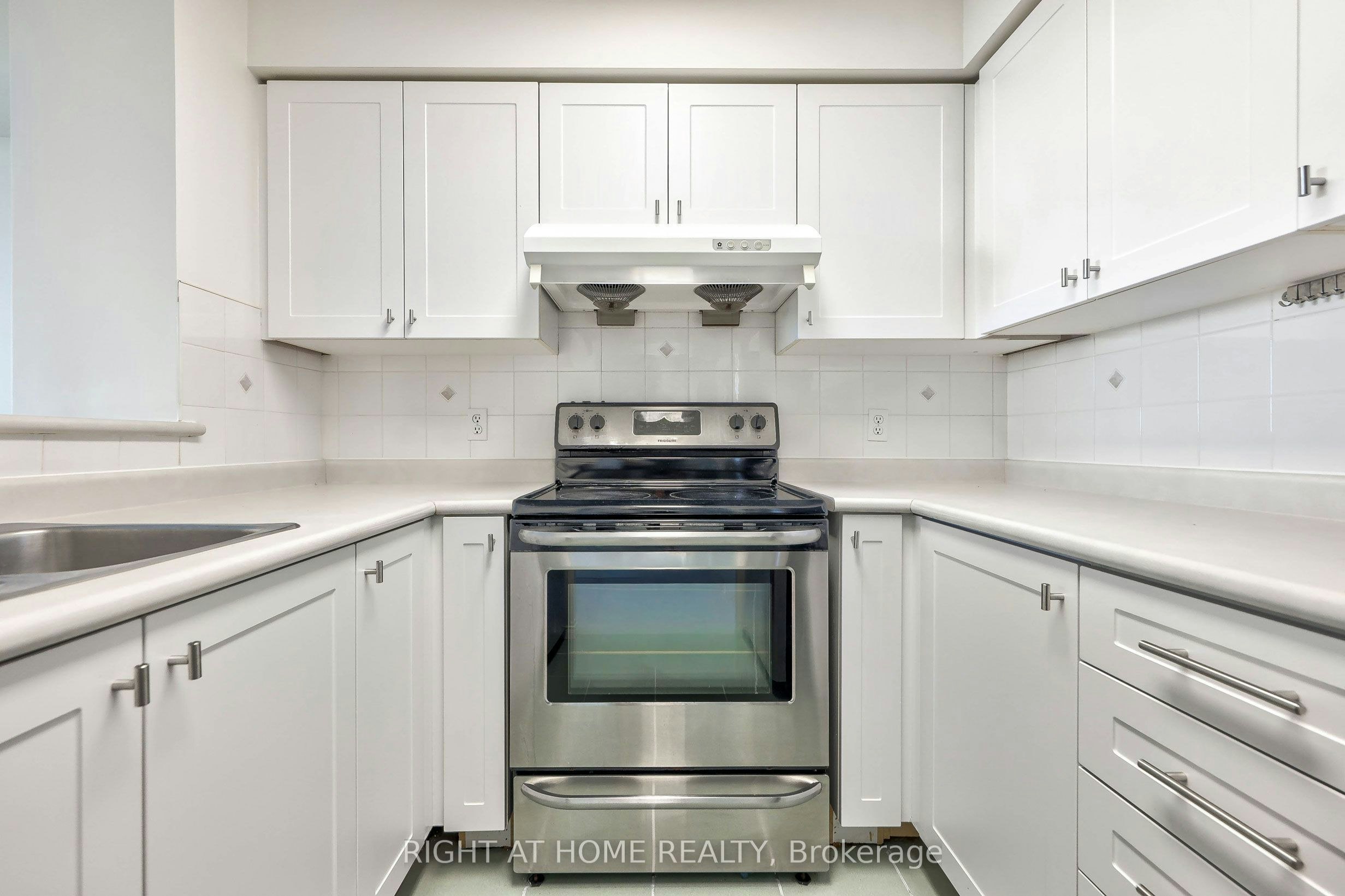 706-28 Pemberton Avenue, Toronto, ON, M2M 4L1 - 10