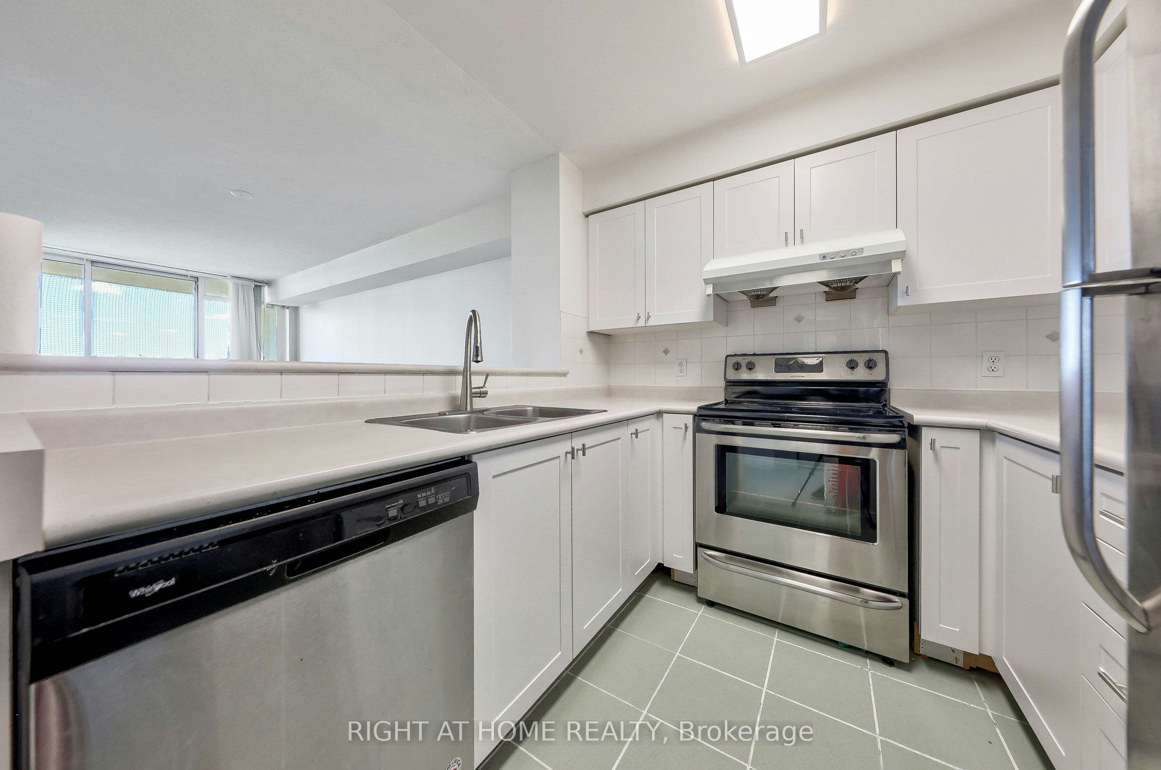 706-28 Pemberton Avenue, Toronto, ON, M2M 4L1 - 9