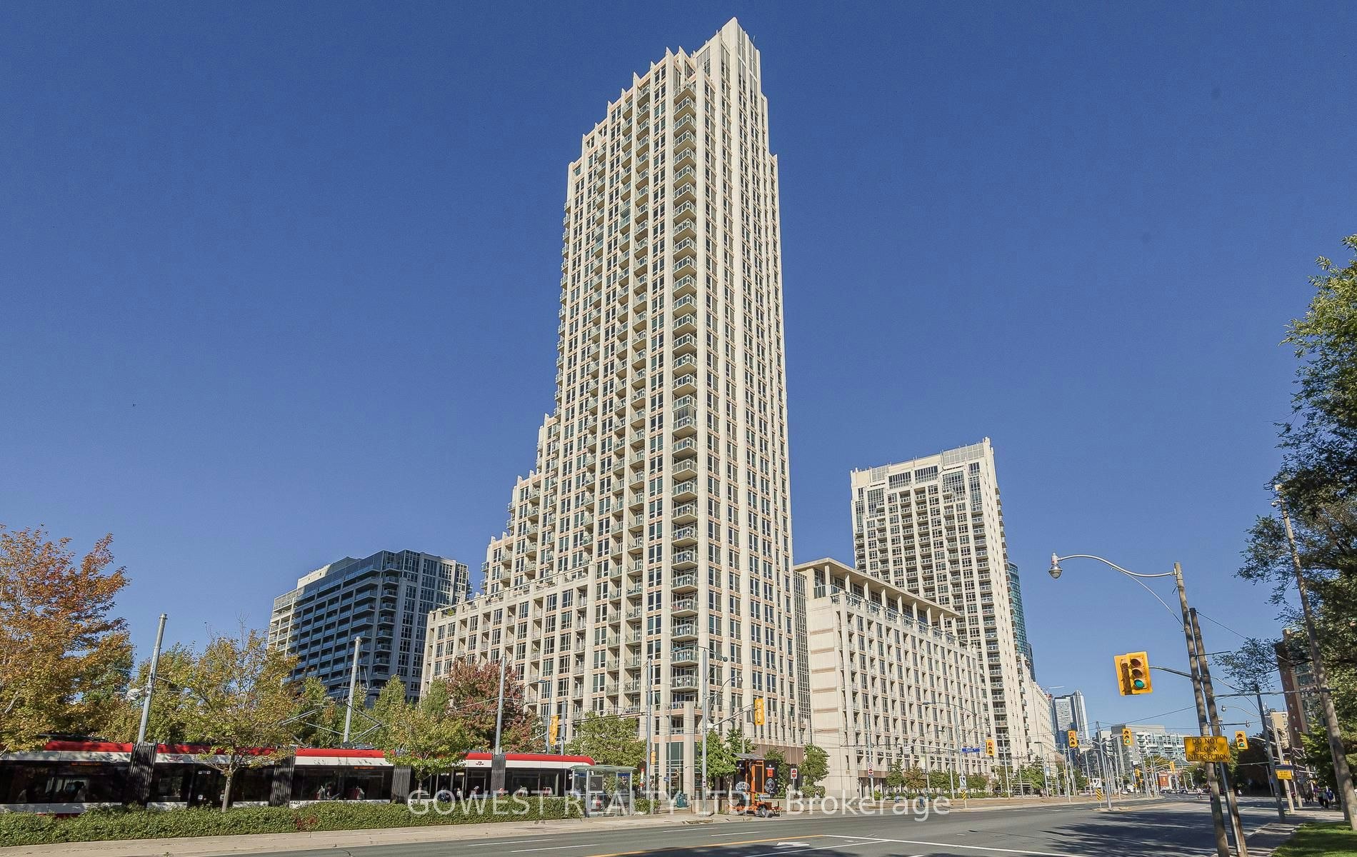 906-628 Fleet Street, Toronto, ON, M5V 1A8