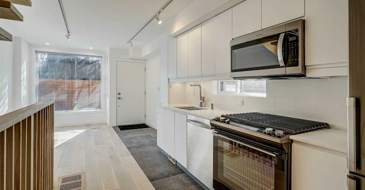 B-452 Montrose Avenue, Toronto, ON, M6G 3H1 - 3