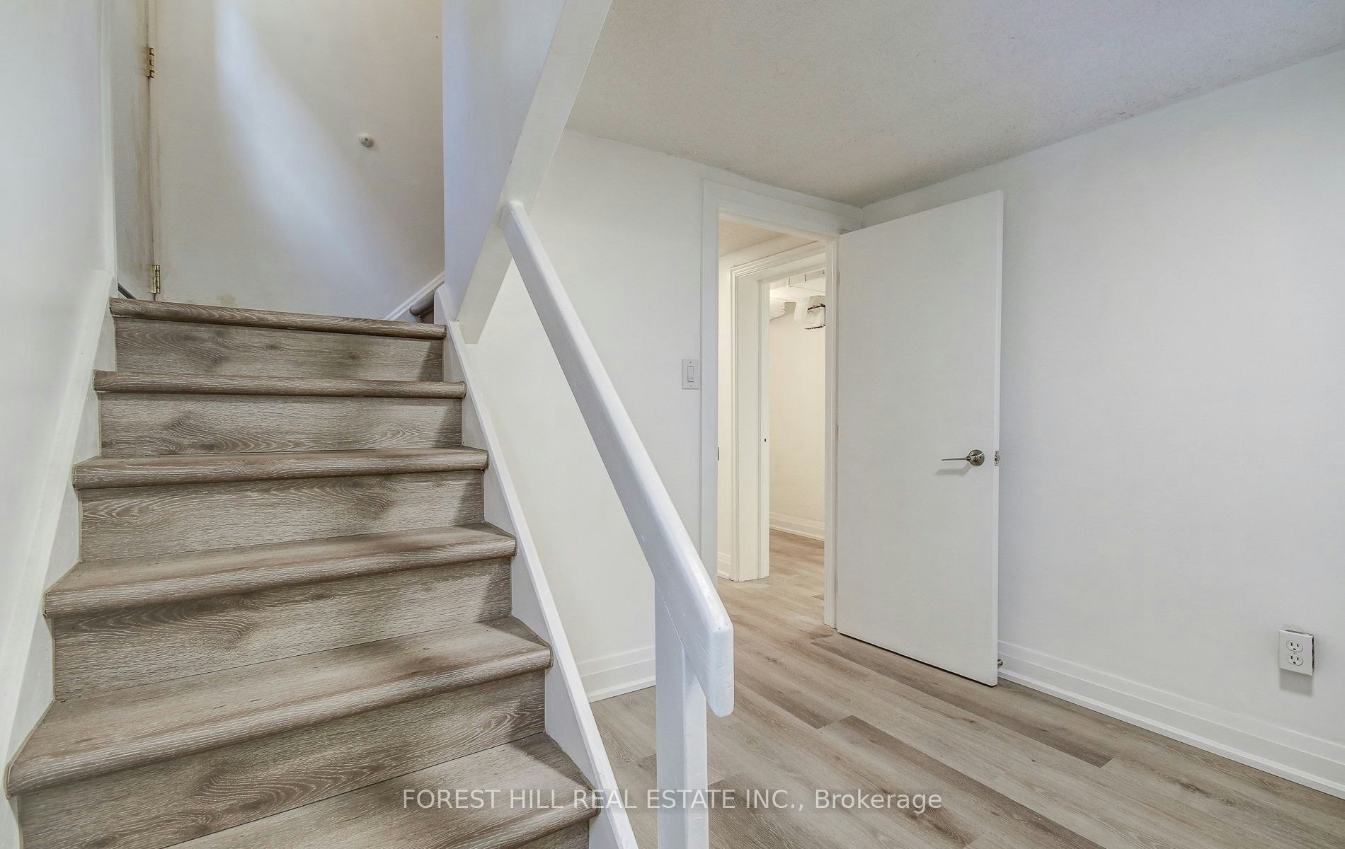 Lower-32 Laurelcrest Avenue, Toronto, ON, M3H 2A4 - 3