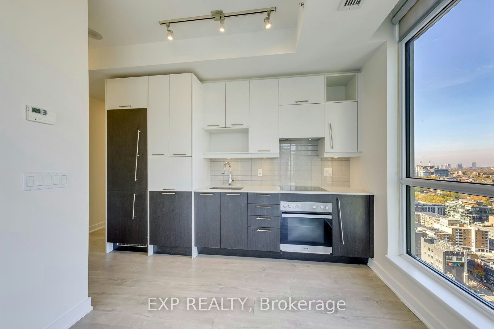 2702-30 Nelson Street E, Toronto, ON, M5V 0H5 - 11