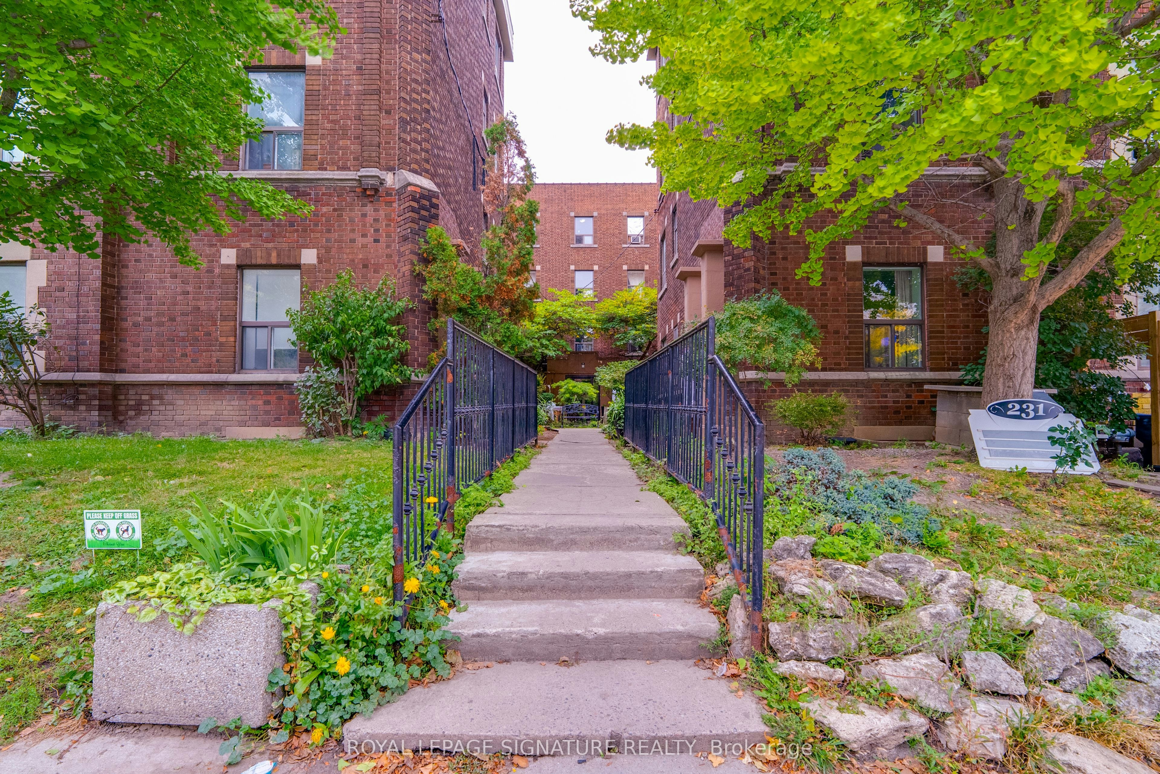 B17-231 Vaughan Road, Toronto, ON, M6C 2M9 - 11