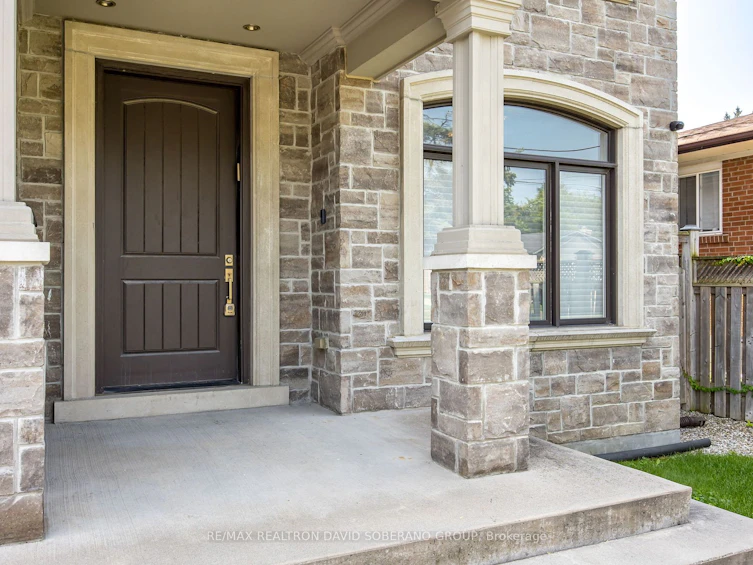 77 Waterloo Avenue, Toronto, ON, M3H 3Y3 - 3