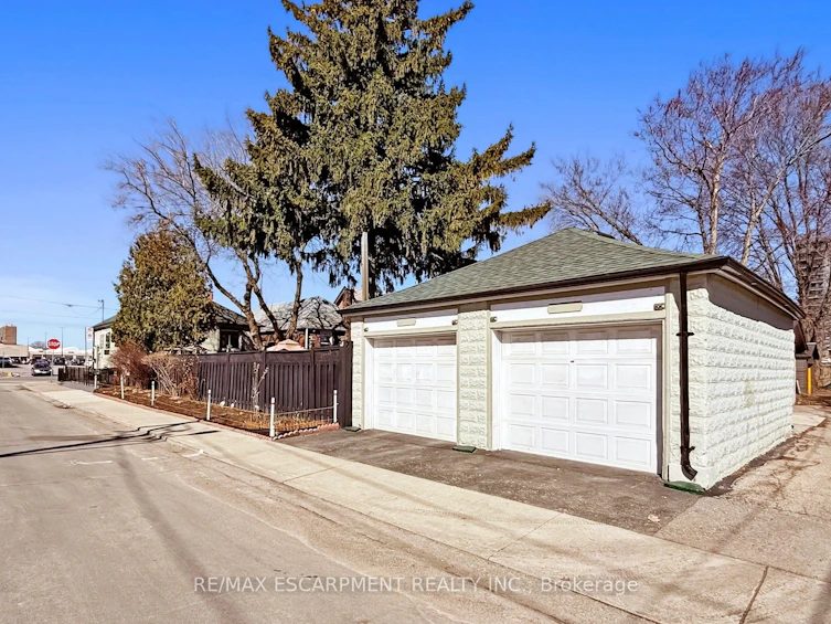 527 Victoria Park Avenue, Toronto, ON, M4C 5H2 - 3