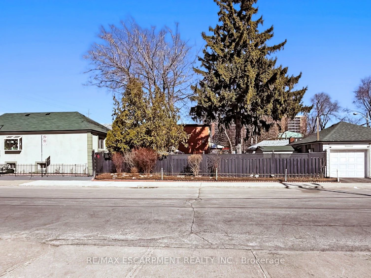 527 Victoria Park Avenue, Toronto, ON, M4C 5H2 - 2