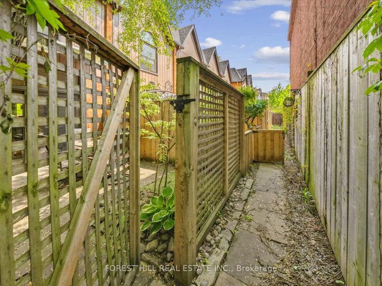 7-10 Buller Avenue, Toronto, ON, M4L 1C1 - 43