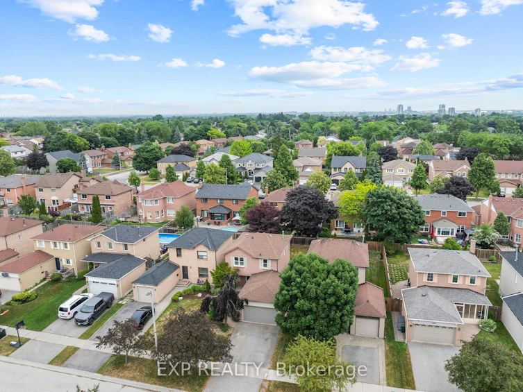 678 Beckworth Square, Pickering, ON, L1V 3X4