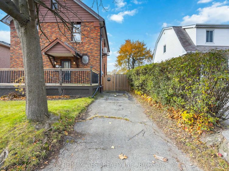 32 Heale Avenue, Toronto, ON, M1N 3X7 - 2