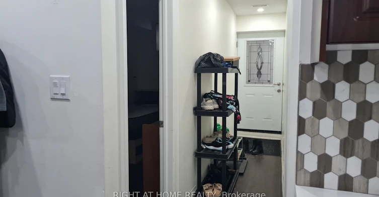 Room A-10 Emmott Avenue, Toronto, ON, M1L 2X3 - 11