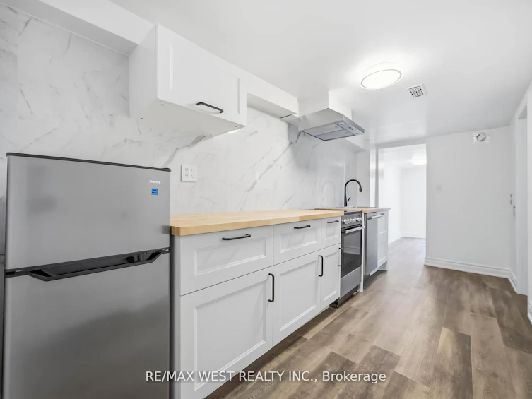 902 Woodbine Avenue, Toronto, ON, M4C 4B5 - 37