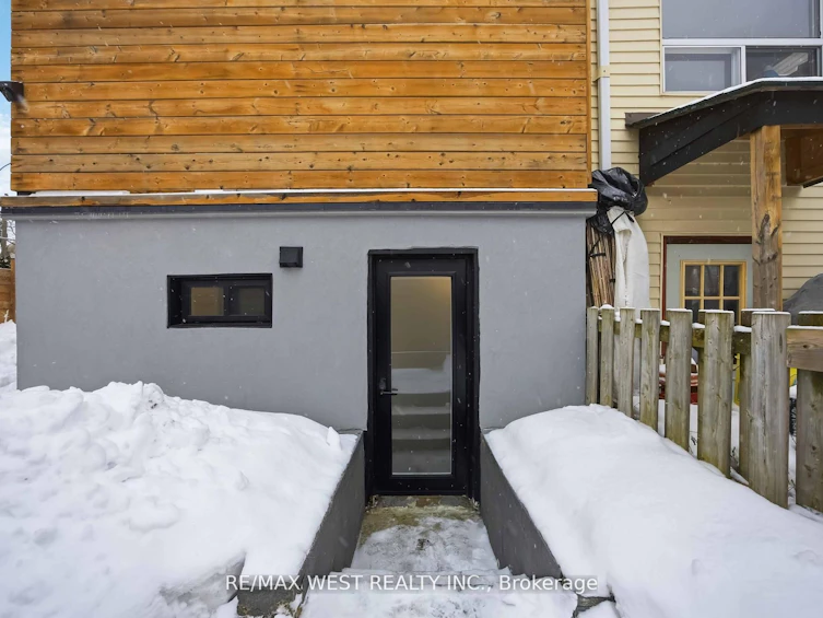 902 Woodbine Avenue, Toronto, ON, M4C 4B5 - 32