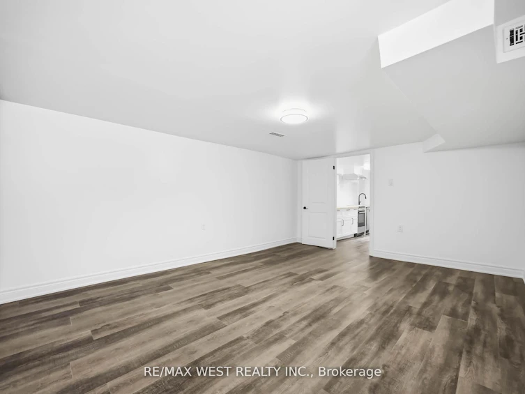 902 Woodbine Avenue, Toronto, ON, M4C 4B5 - 42