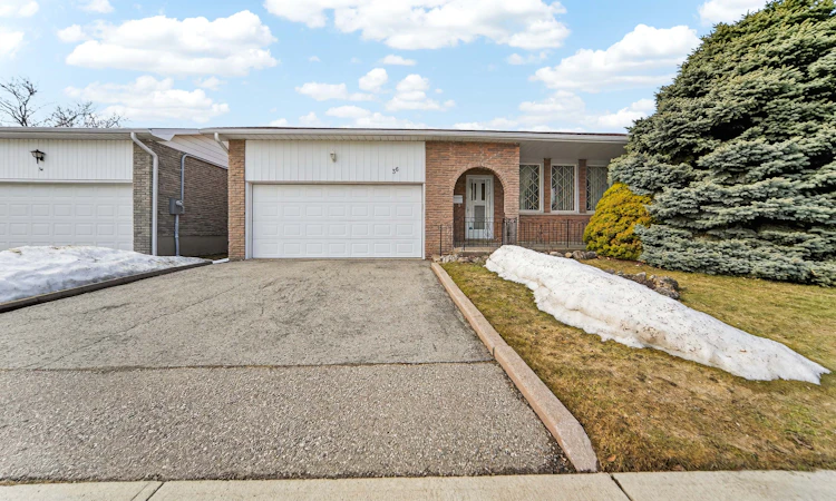 36 Lawnmere Crescent