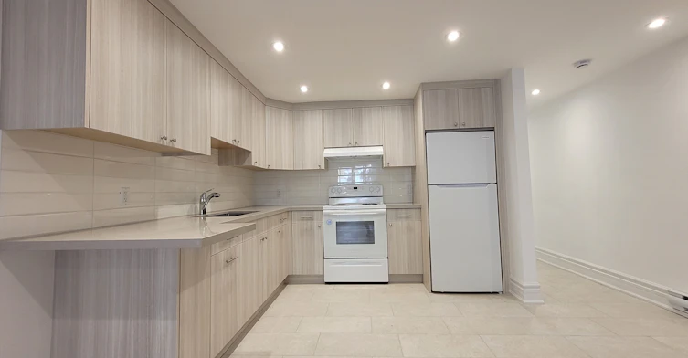 Lower-18 Coxwell Avenue, Toronto, ON, M4L 3A7 - 4
