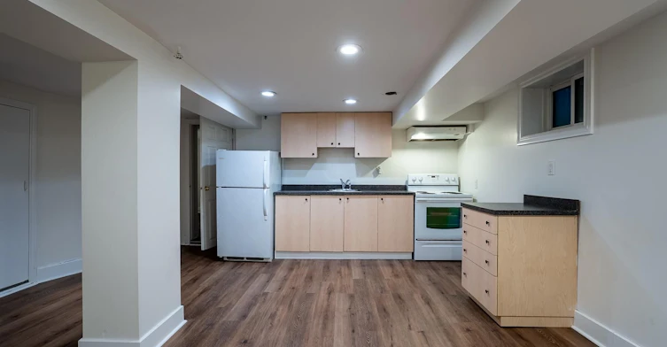 Lower-1277 Broadview Avenue, Toronto, ON, M4K 2T5 - 5