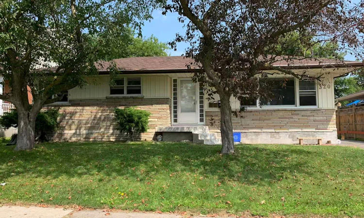 320 Elgin Street W