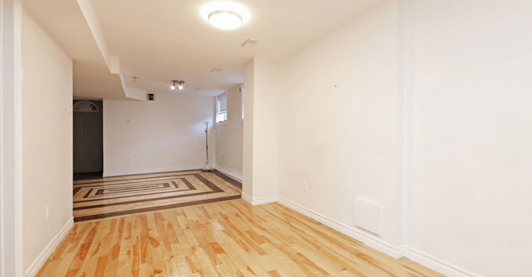 Lower-212 Glebemount Avenue, Toronto, ON, M4C 3T1 - 17