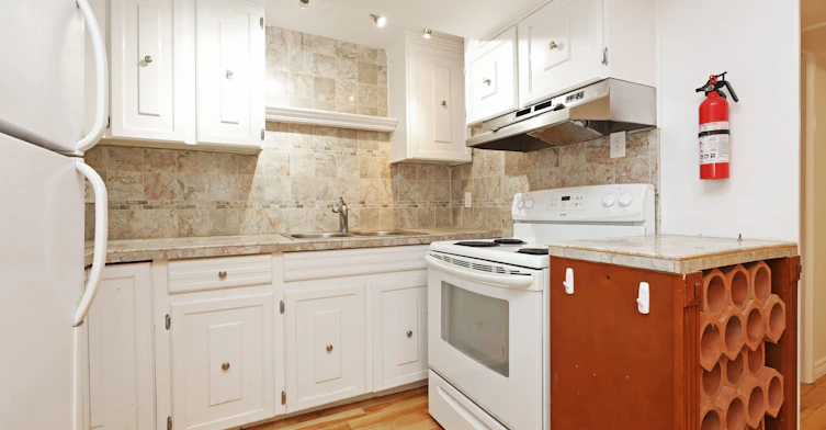 Lower-212 Glebemount Avenue, Toronto, ON, M4C 3T1 - 12