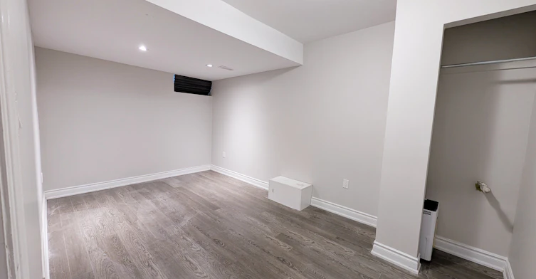Lower-10 Dixon Avenue, Toronto, ON, M4L 1N3 - 9