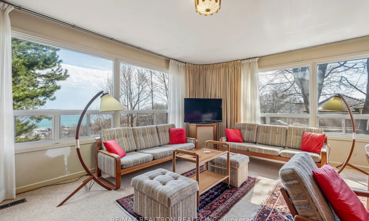 37 Sunnypoint Crescent