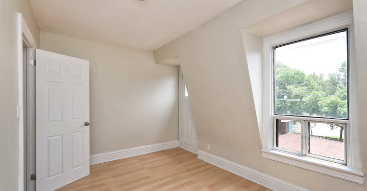 Upper#2-1932 Queen Street E, Toronto, ON, M4L 1H6 - 2