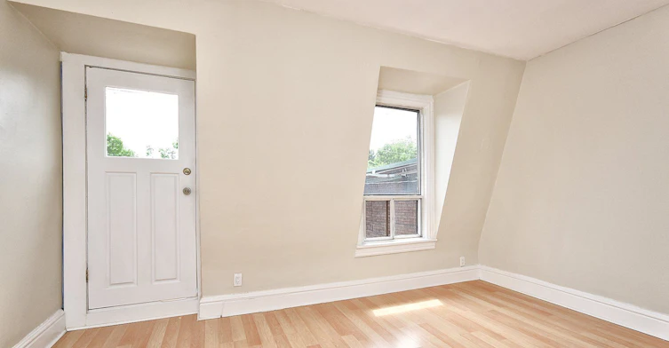 Upper#2-1932 Queen Street E, Toronto, ON, M4L 1H6