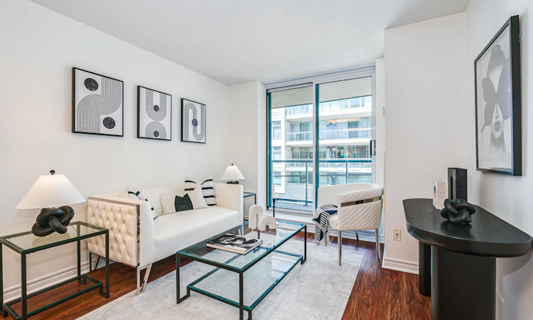 311-1863 Queen Street E